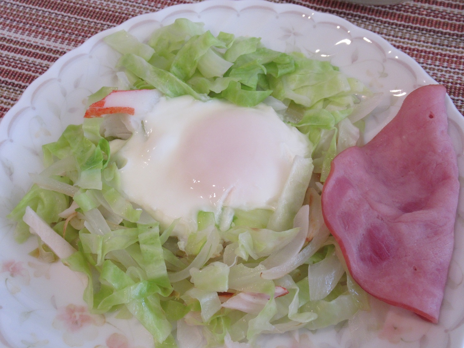 朝食に！キャベツとかにかまの巣ごもりタマゴ