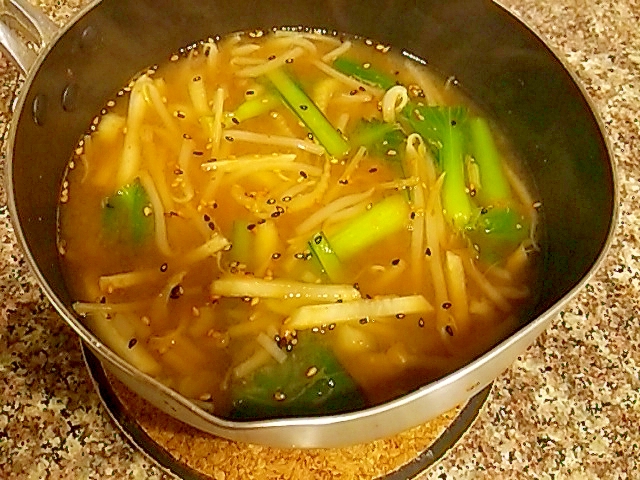 セロリの芯と小松菜の味噌パスタスープ