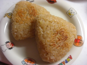 ダシダで、チーズ入り焼きおにぎり