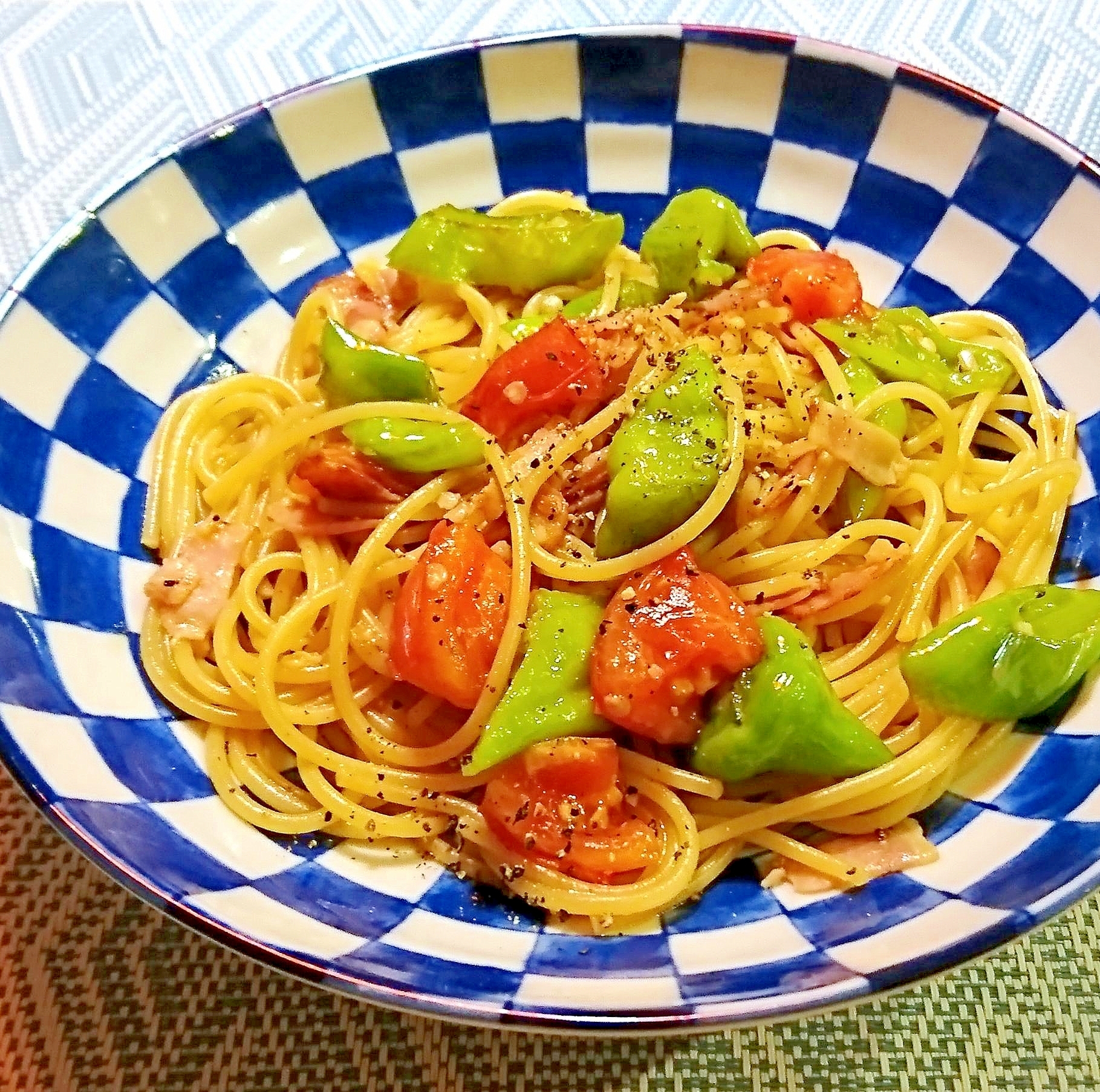 福耳とうがらしとベーコンとトマトのパスタ