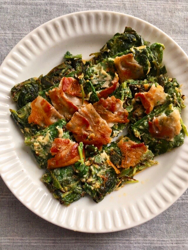 ラディッシュの葉のチヂミが白い皿に盛り付けられているところ