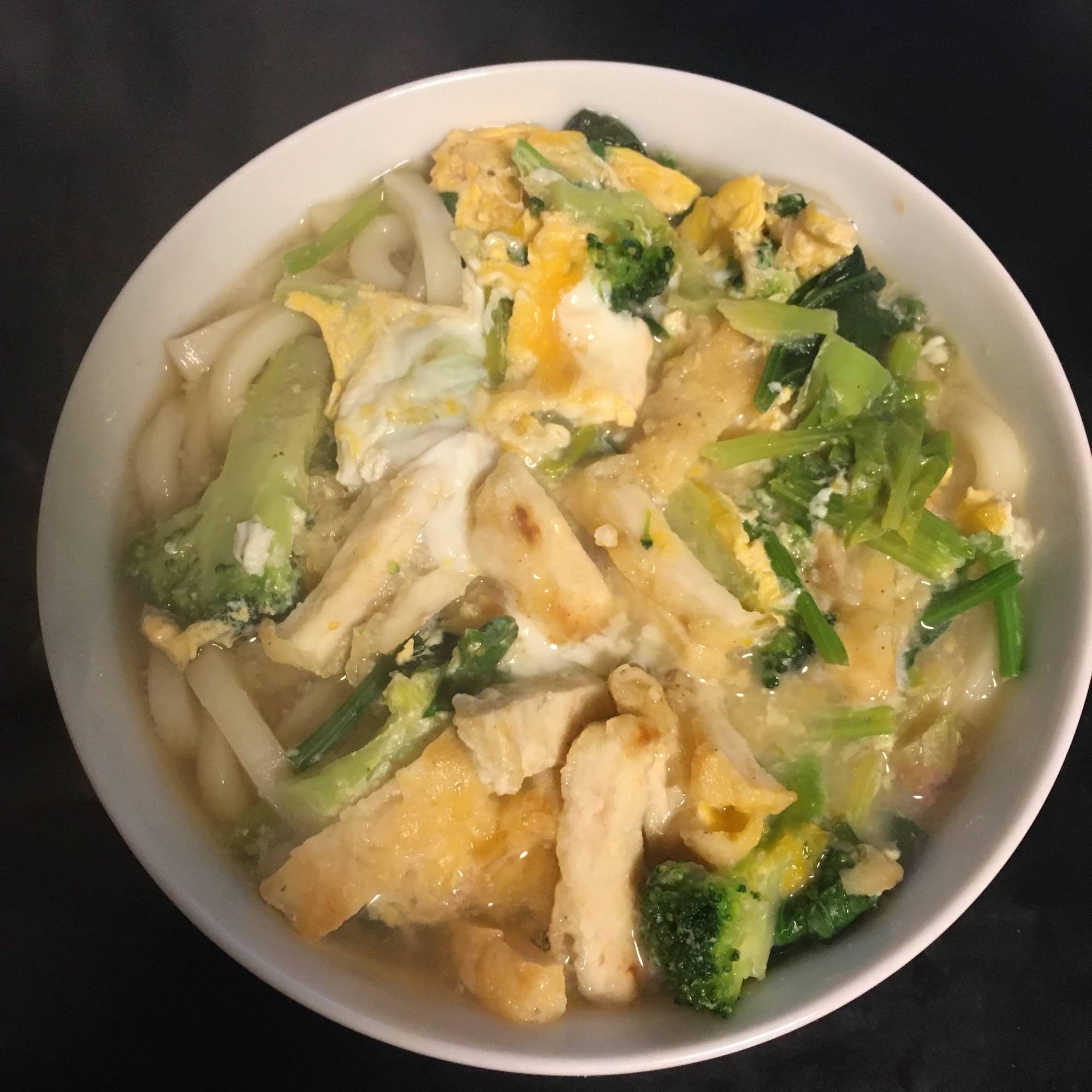 ブロッコリー、ほうれん草、チキンナゲットの卵うどん