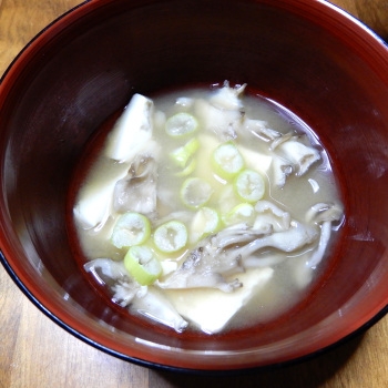 椎茸と豆腐とネギのお味噌汁