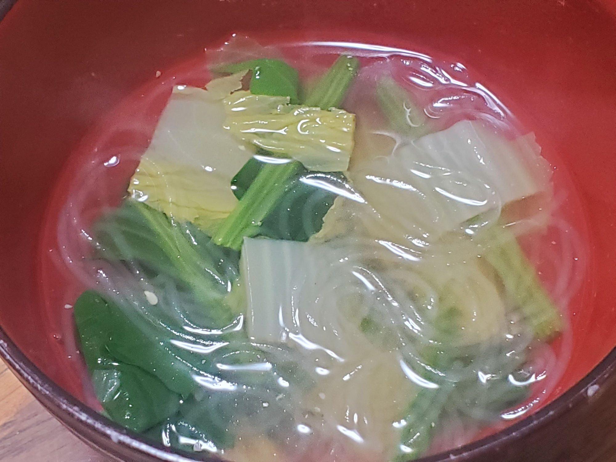白菜とほうれん草の春雨スープ