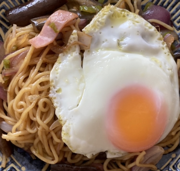 目玉焼きのせ焼きそば