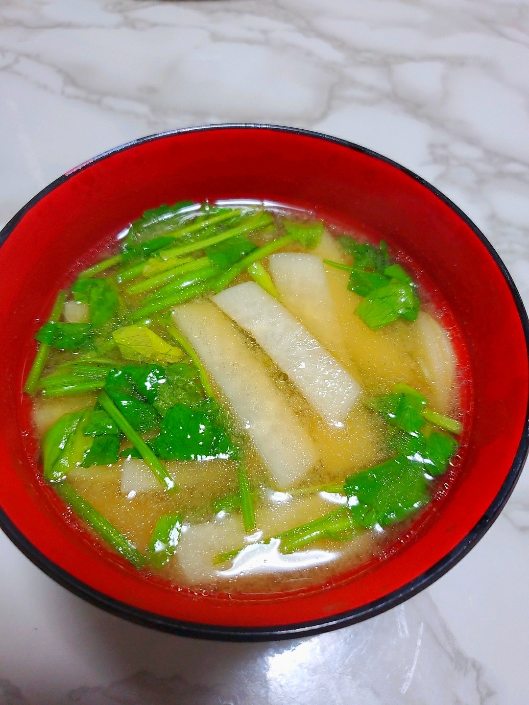 胡麻油風味☆セリと大根の味噌汁