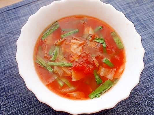 トマト缶と中華味で　キャベツ・韮・玉葱でスープ♪