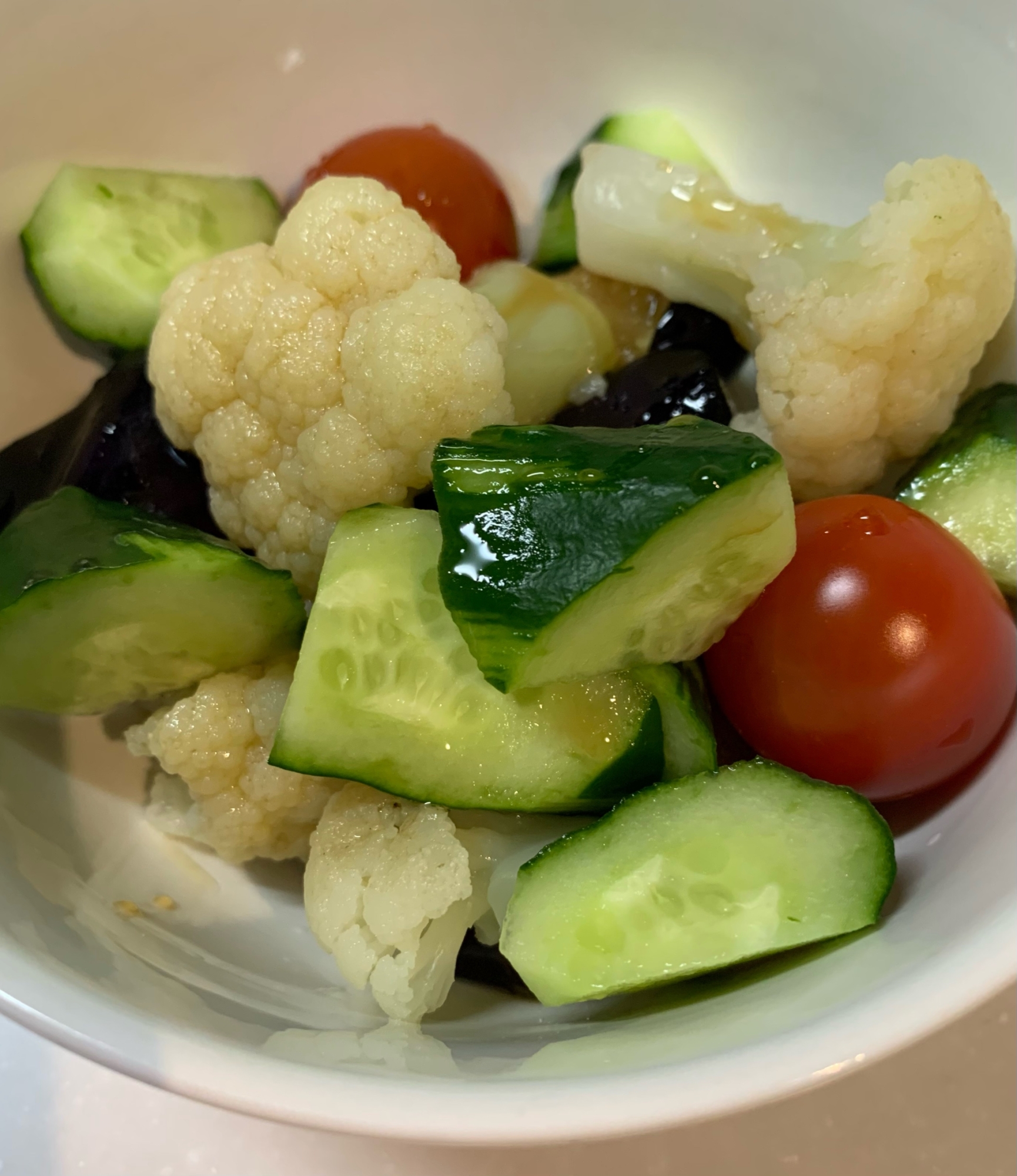 茄子とカリフラワー、胡瓜とミニトマトのサラダ