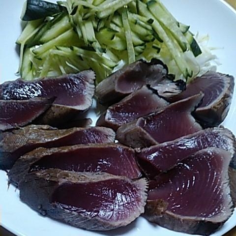 鰹のたたきと千切り野菜のワンプレート