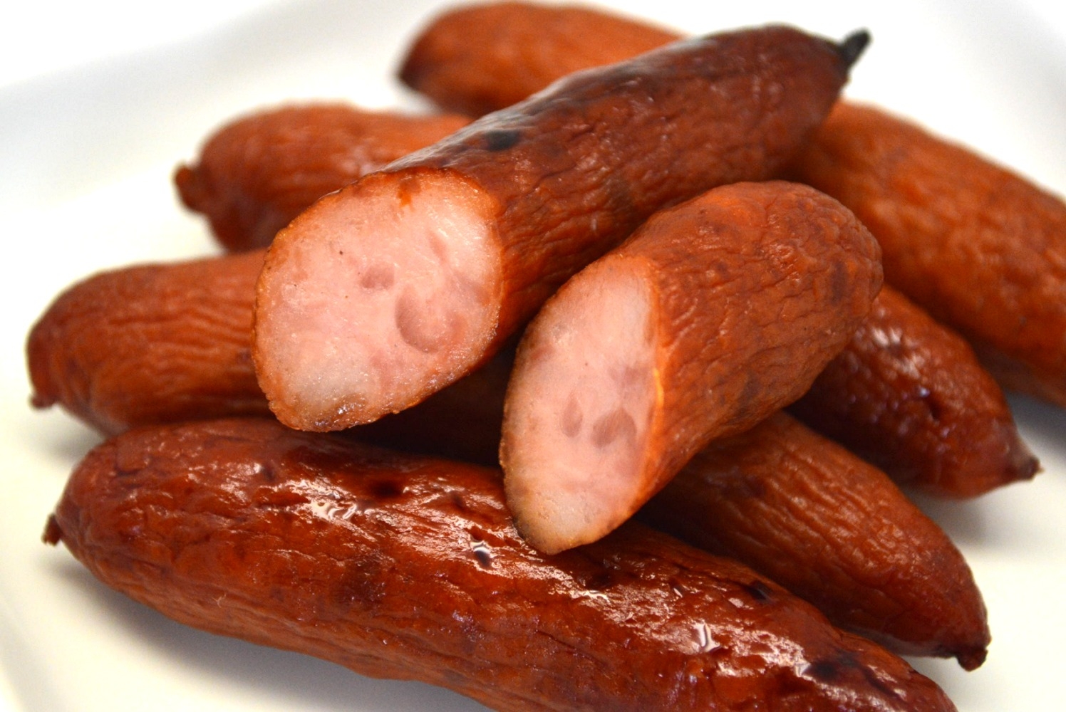 白い皿に盛られた手作りサラミ風