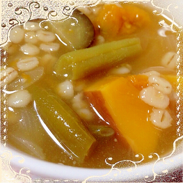 お腹満足♪夏野菜と押麦のスープ♡