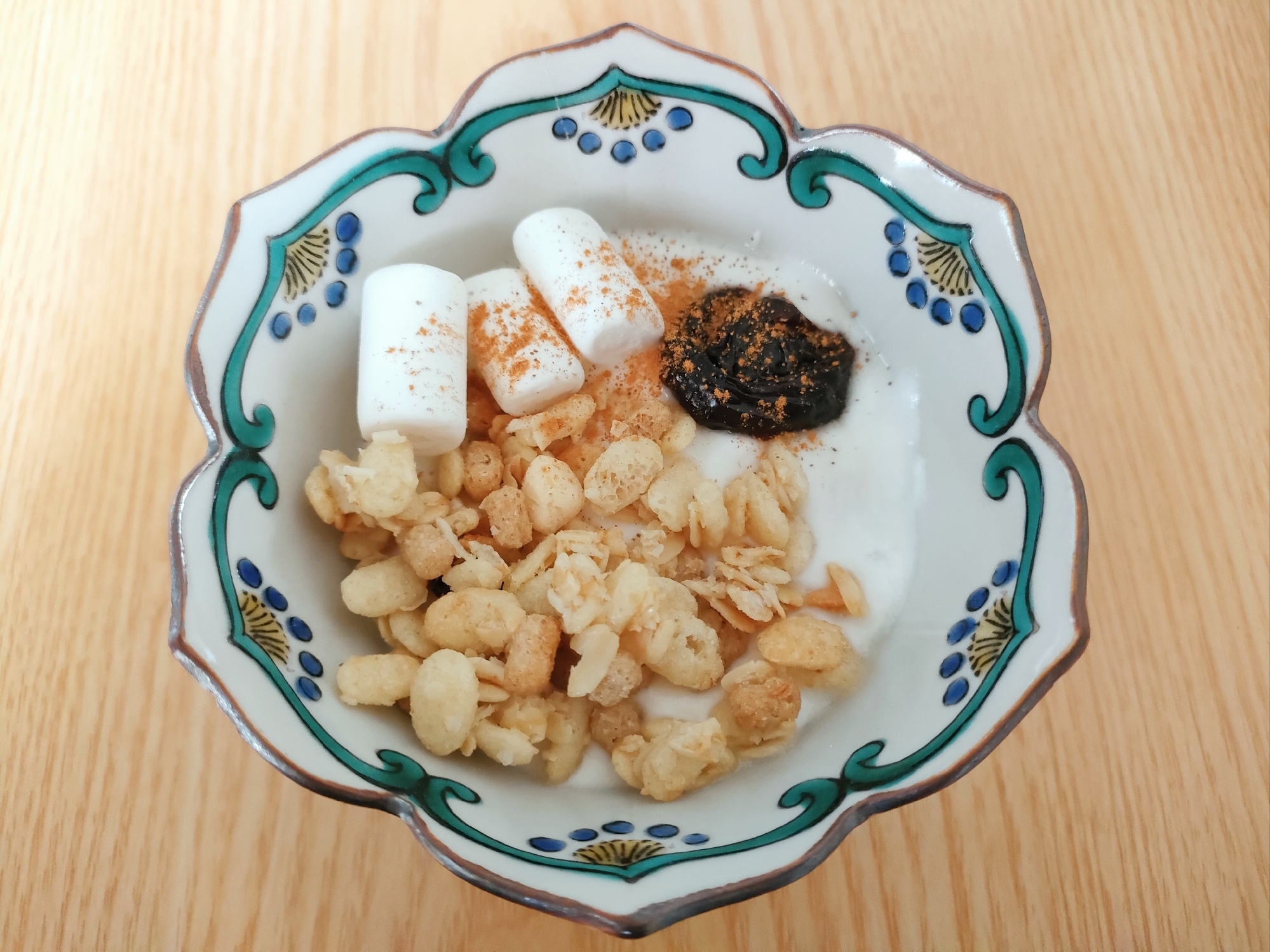 グラノーラとマシュマロとプルーンのヨーグルト