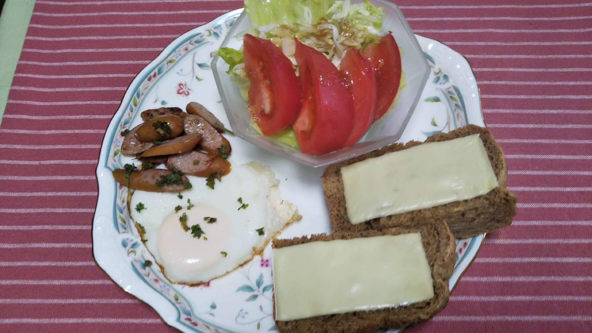 目玉焼きとウインナーと野菜サラダとチーズトースト☆