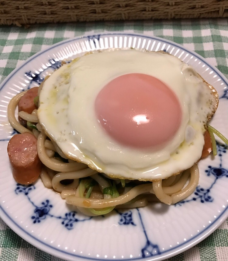 卵とろーり！ウインナーのガーリック焼きうどん