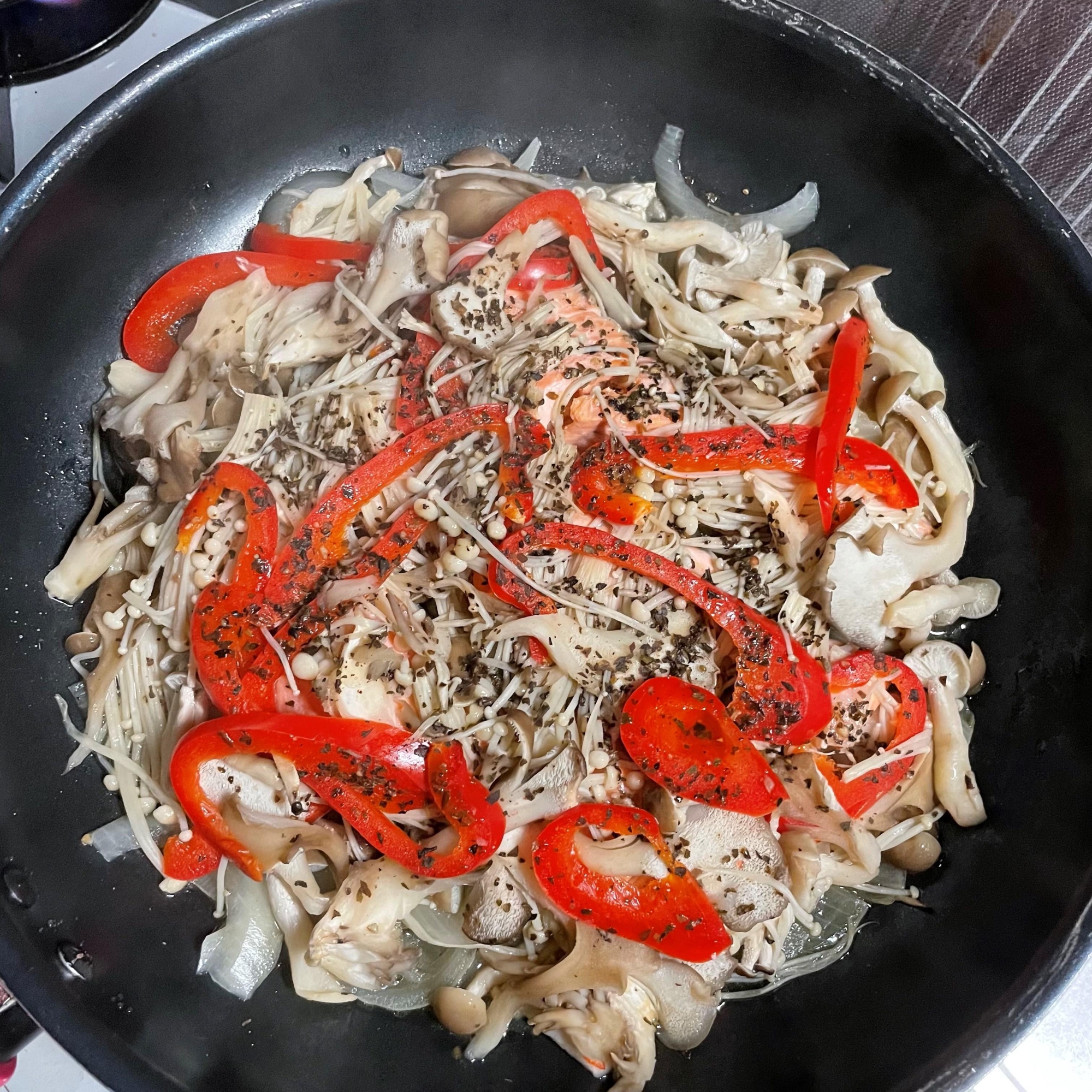 【超簡単】鮭ときのこの無水蒸し焼き料理