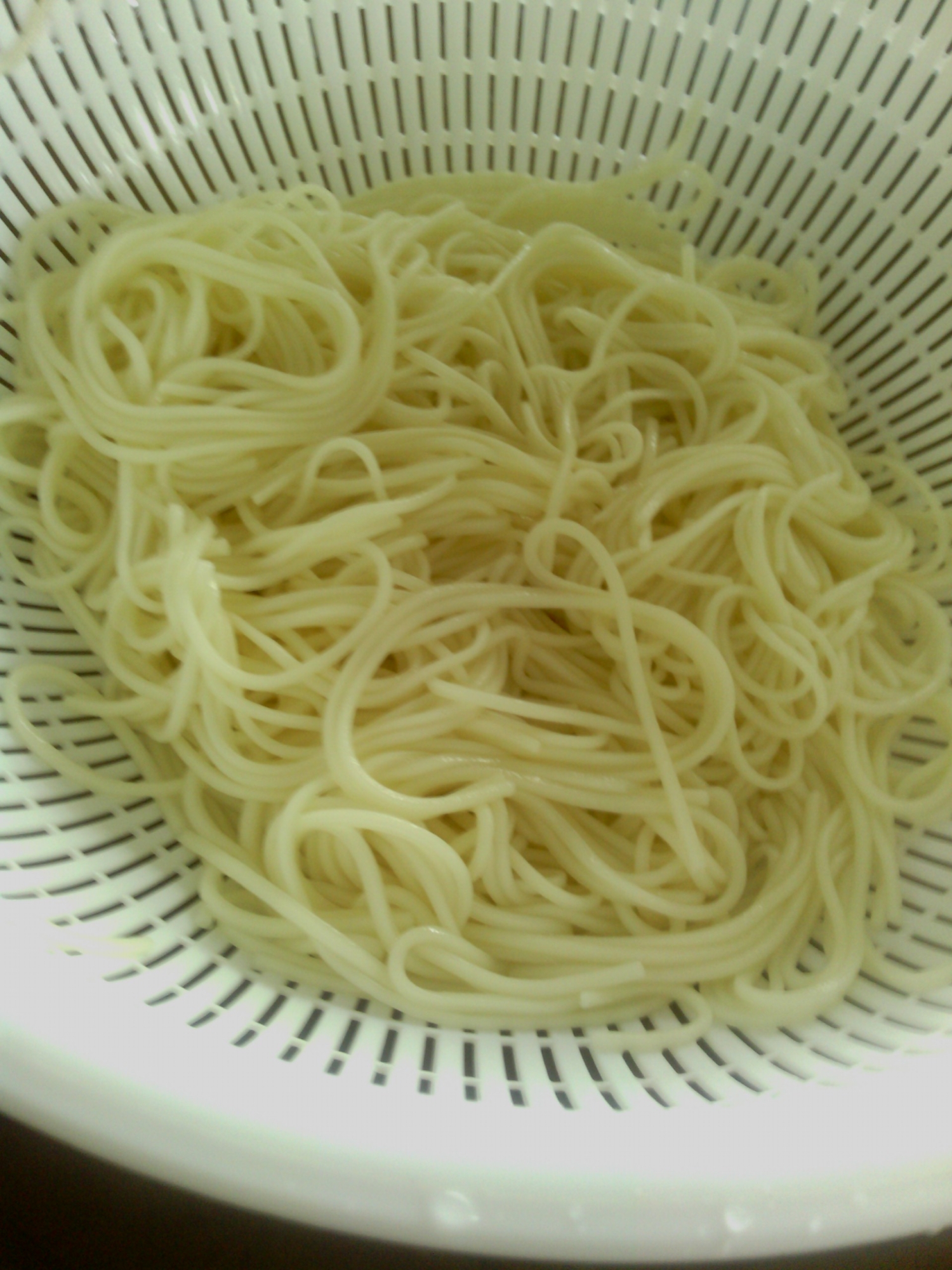 １Ｌのタッパーで冷麦や素麺　レンジで茹でられます！