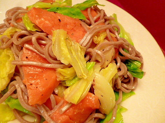 蕎麦でヘルシー☆サーモンとキャベツの塩焼きそば