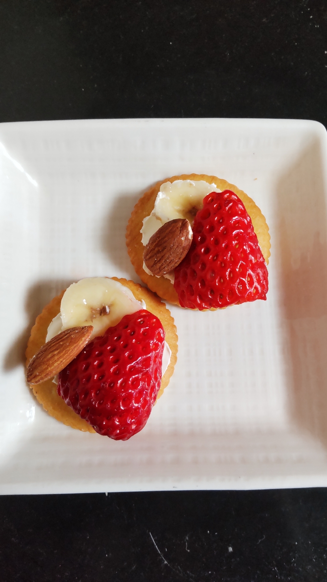 いちごとバナナとナッツのカナッペ