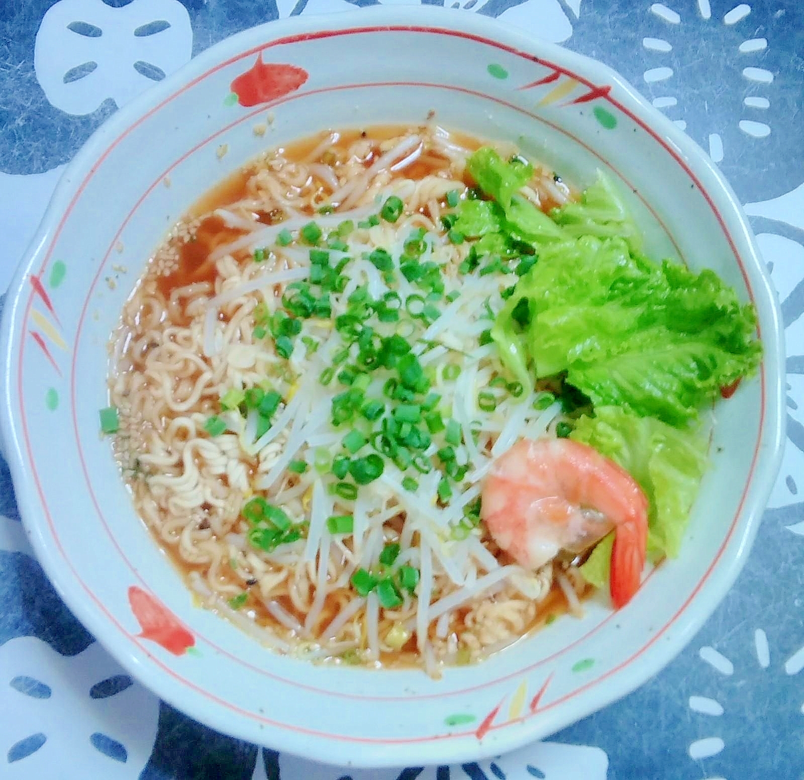 海老とレタスの醤油胡麻ラーメン