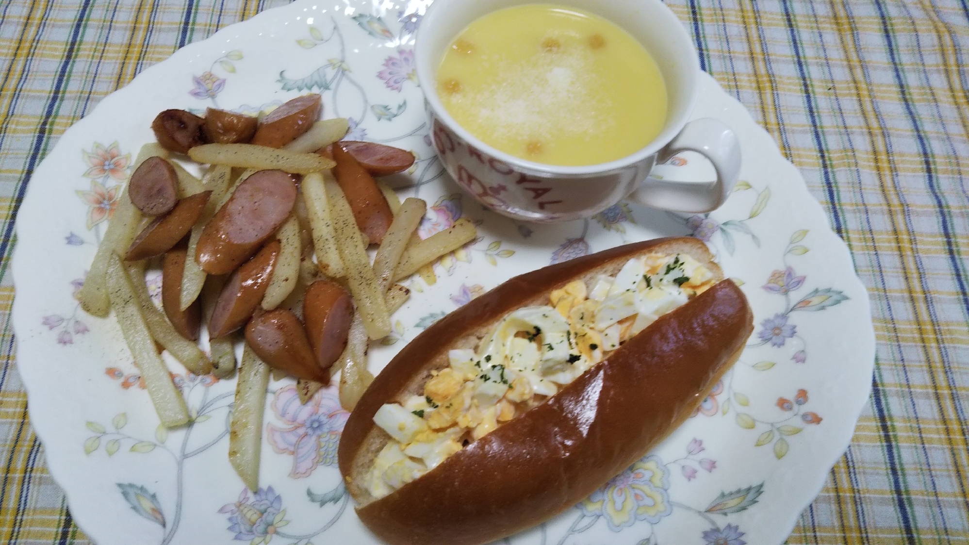 ウインナーポテト炒めとロールパン卵サンドとスープ☆