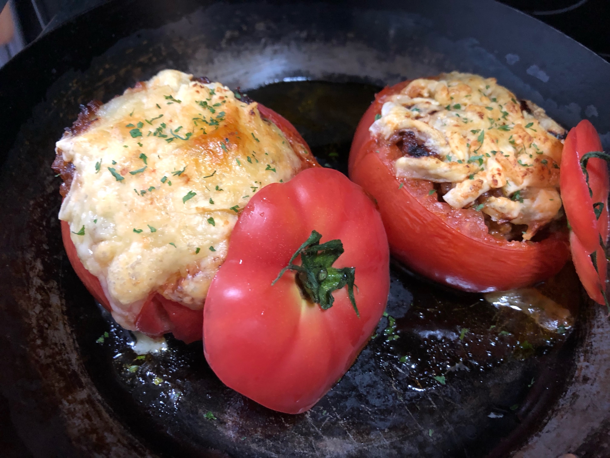 パンにもご飯にも合う！トマトの肉詰め