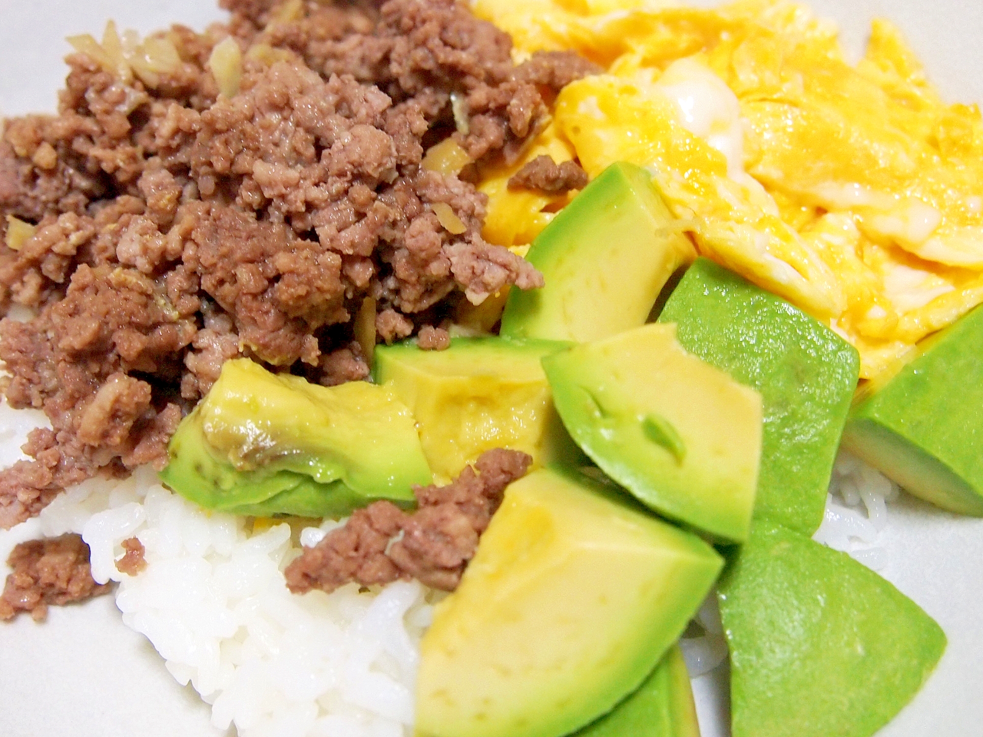 アボカド 肉そぼろ 炒り卵の三色丼 レシピ 作り方 By まるっとまる 楽天レシピ