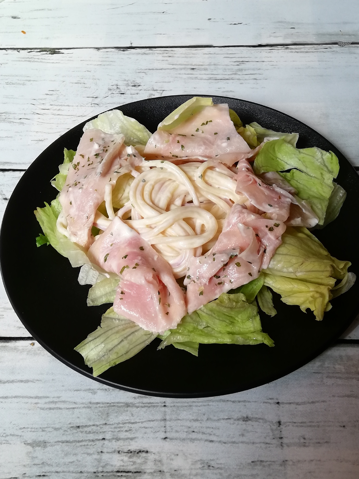 ロースハムとレタスのパスタサラダ