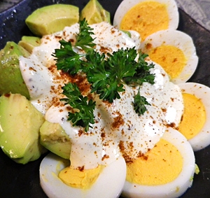 アボカドと卵の簡単サラダ