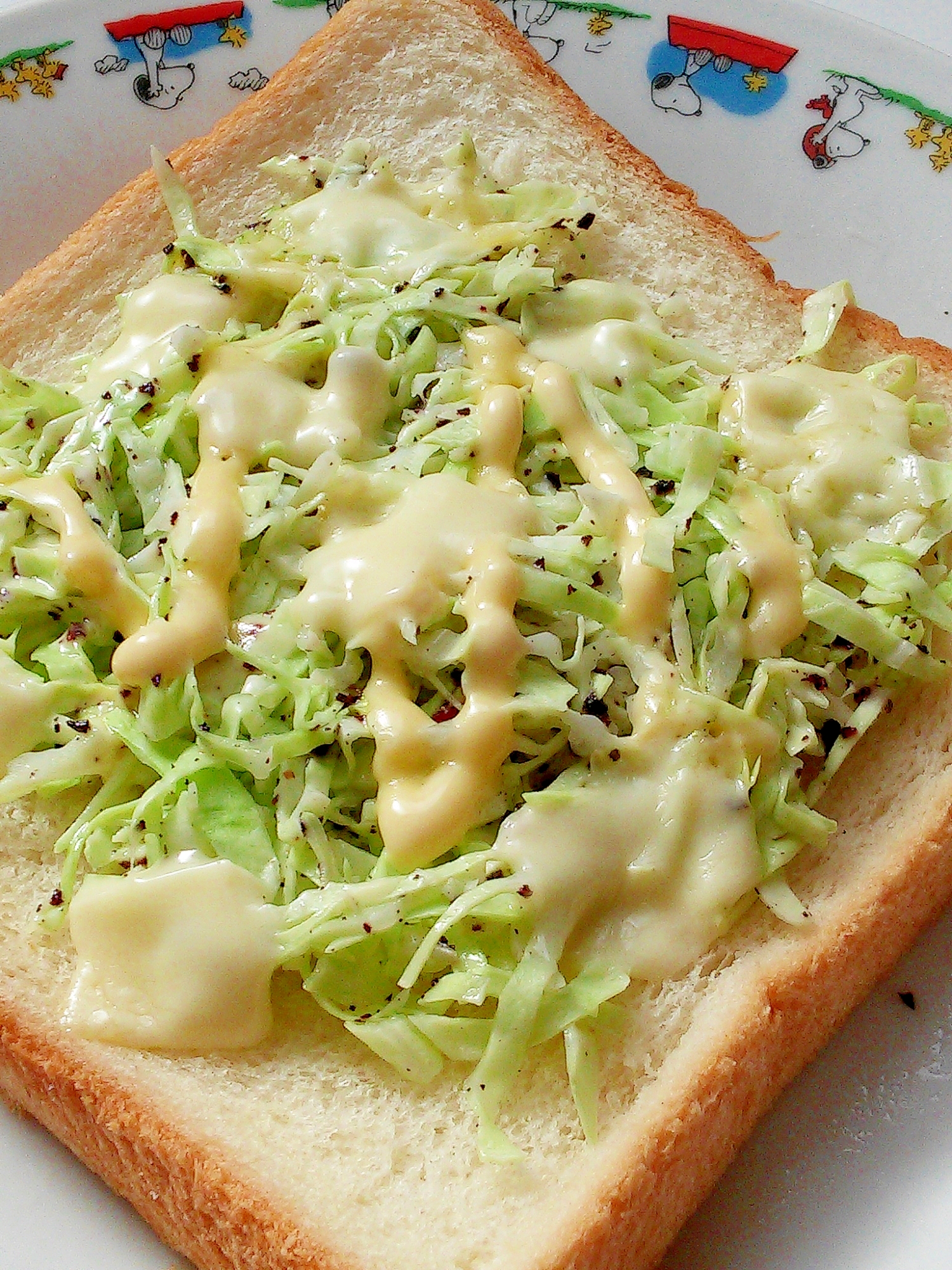 キャベツのマヨネーズサラダととろけるチーズのパン