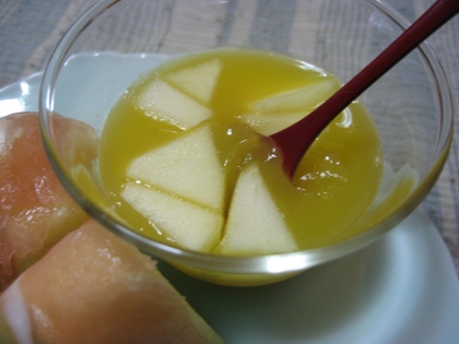 リンゴジュースがなかったのでオレンジジュースのリンゴ入りゼリーにしてみました。
美味しく出来あがりました(*^_^*)