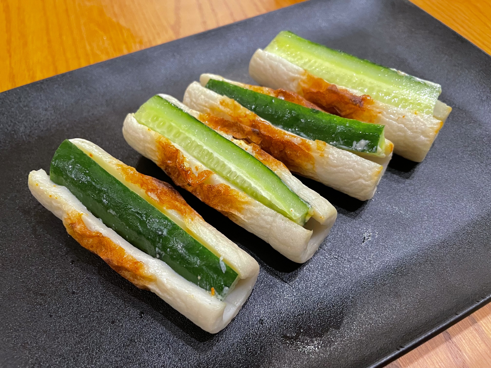 七味でピリッと♪焼きちくわのきゅうりサンド☆