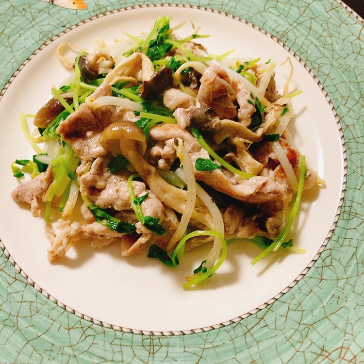 豚肉、豆苗、平茸、しめじ、もやしの炒め物