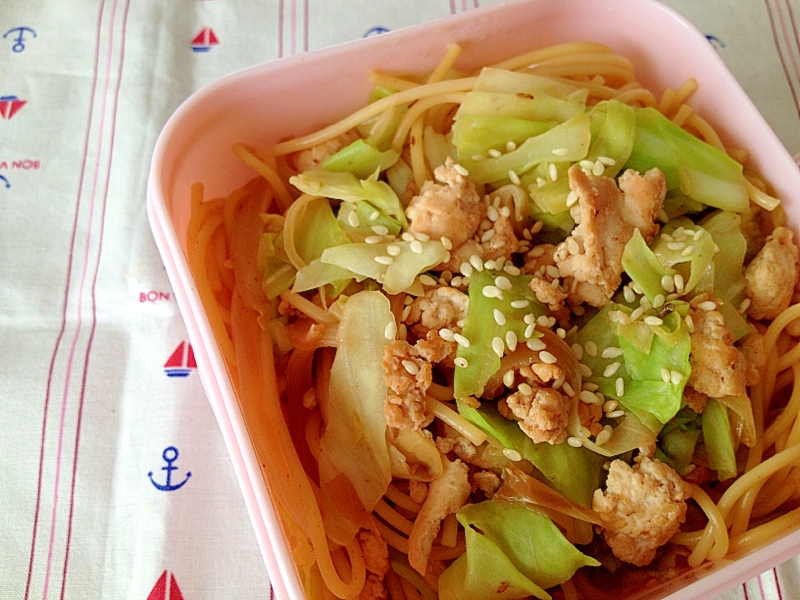 キャベツと鶏ひき肉のパスタ