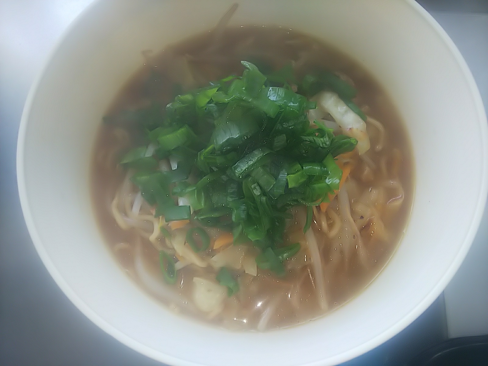 野菜炒めをトッピング、美味しい豚骨醤油ラーメン