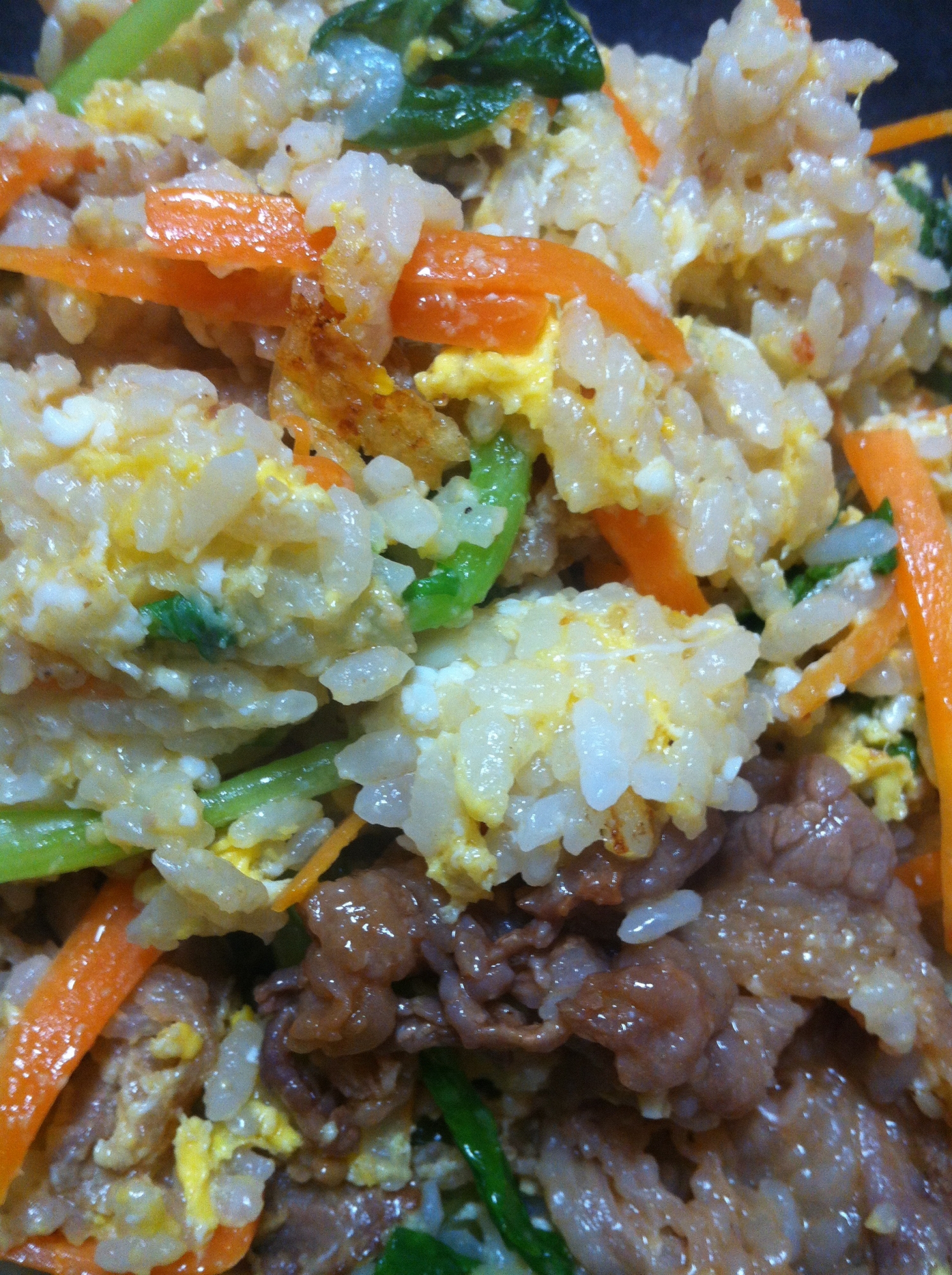 牛バラ肉と人参とたまごと小松菜のビビンバチャーハン