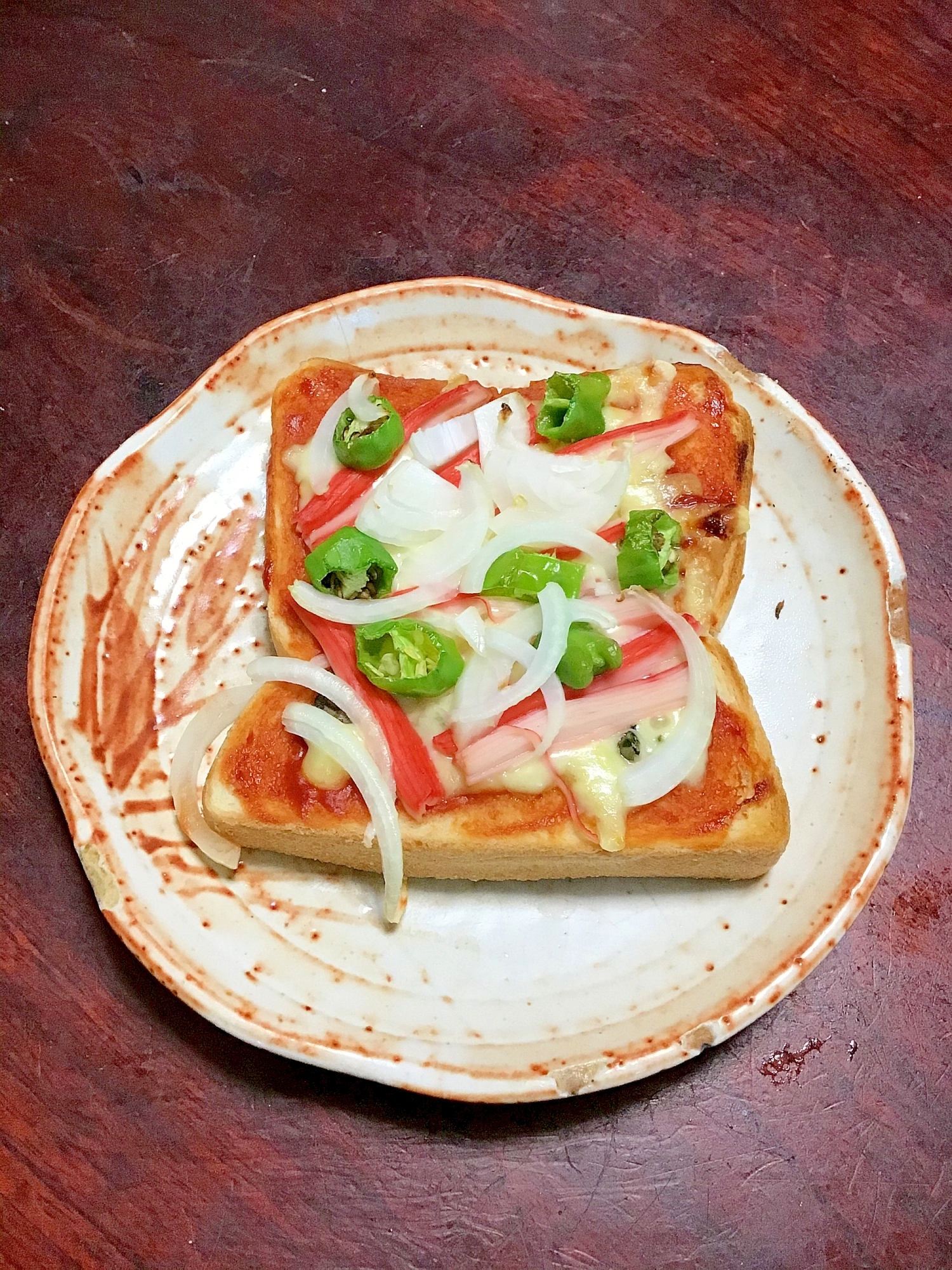 しし唐とカニカマと玉葱のピザトースト。