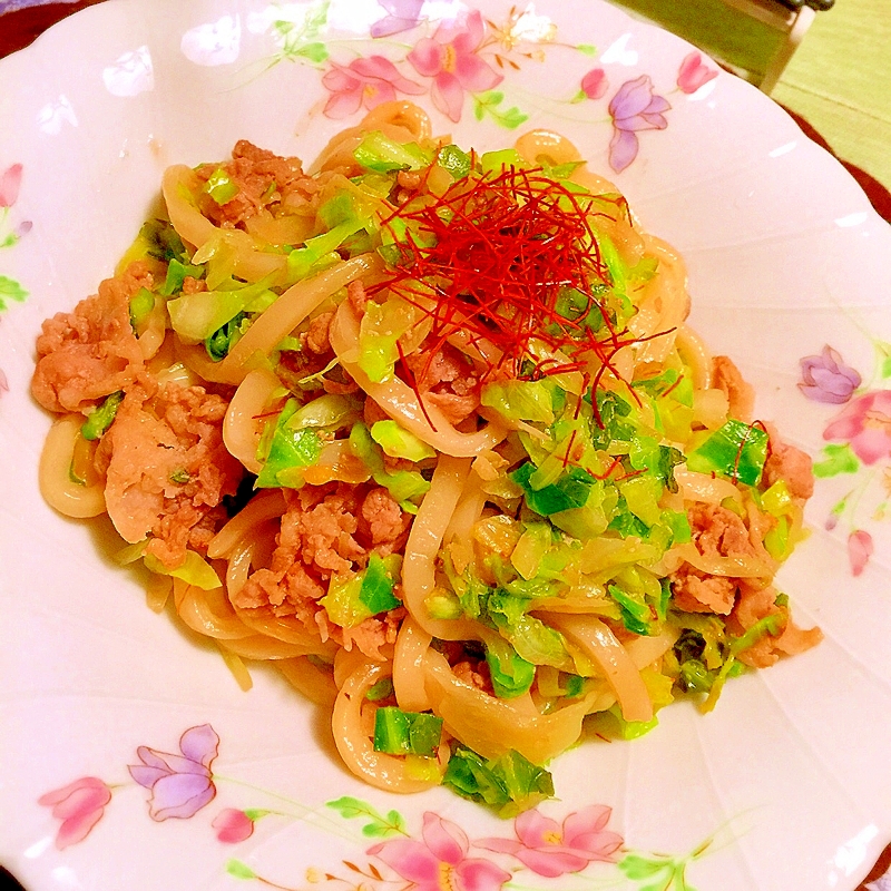 キャベツのキムチと豚こまのがっつり焼きうどん