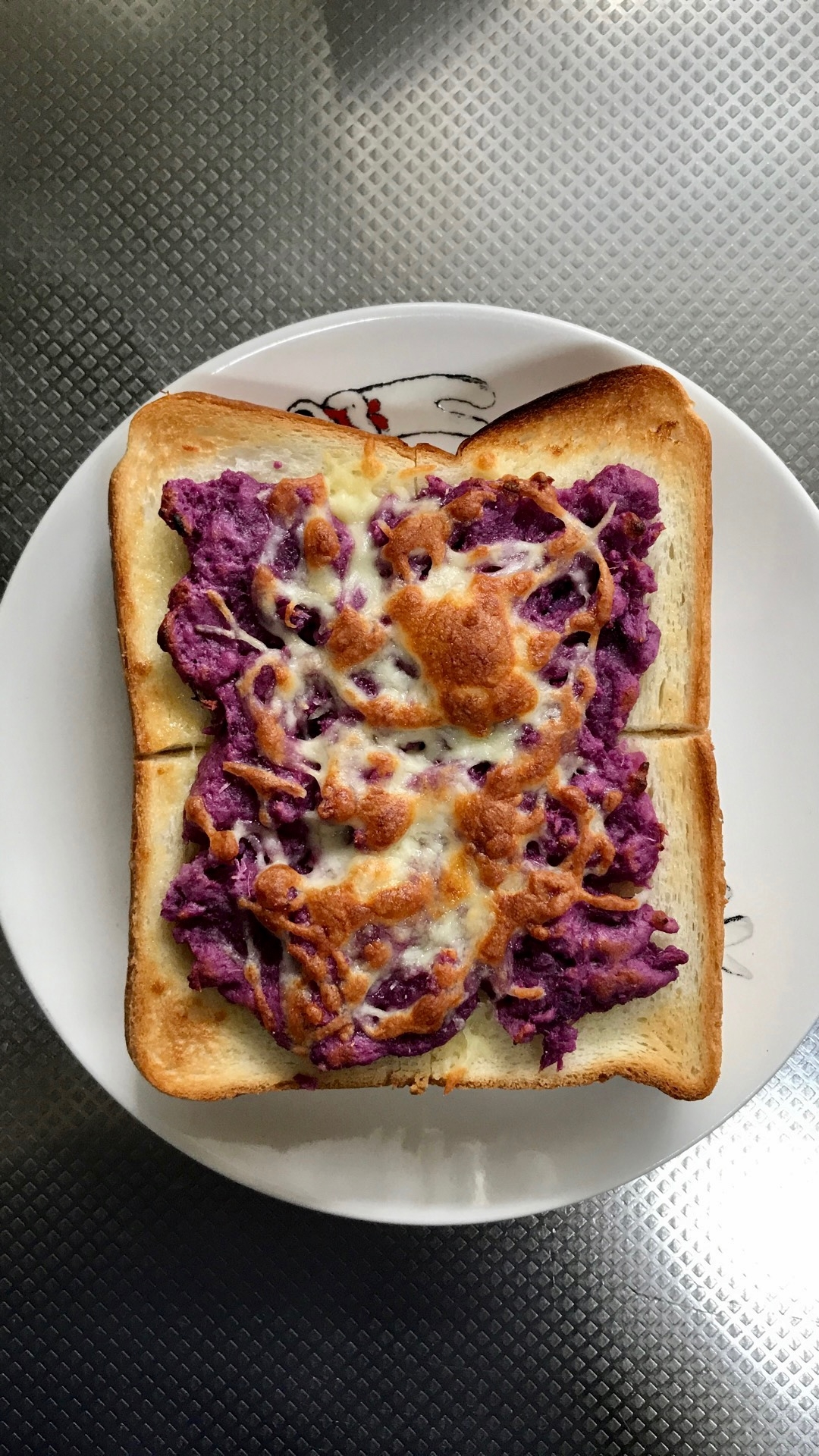 紫さつまいもクリームチーズ入りチーズトースト