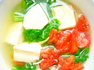 豆腐、トマト、山東菜のスープ