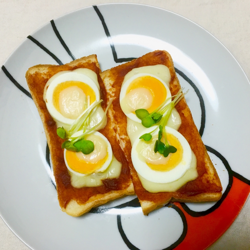 切れてるチーズと茹で玉ケチャップトースト♡