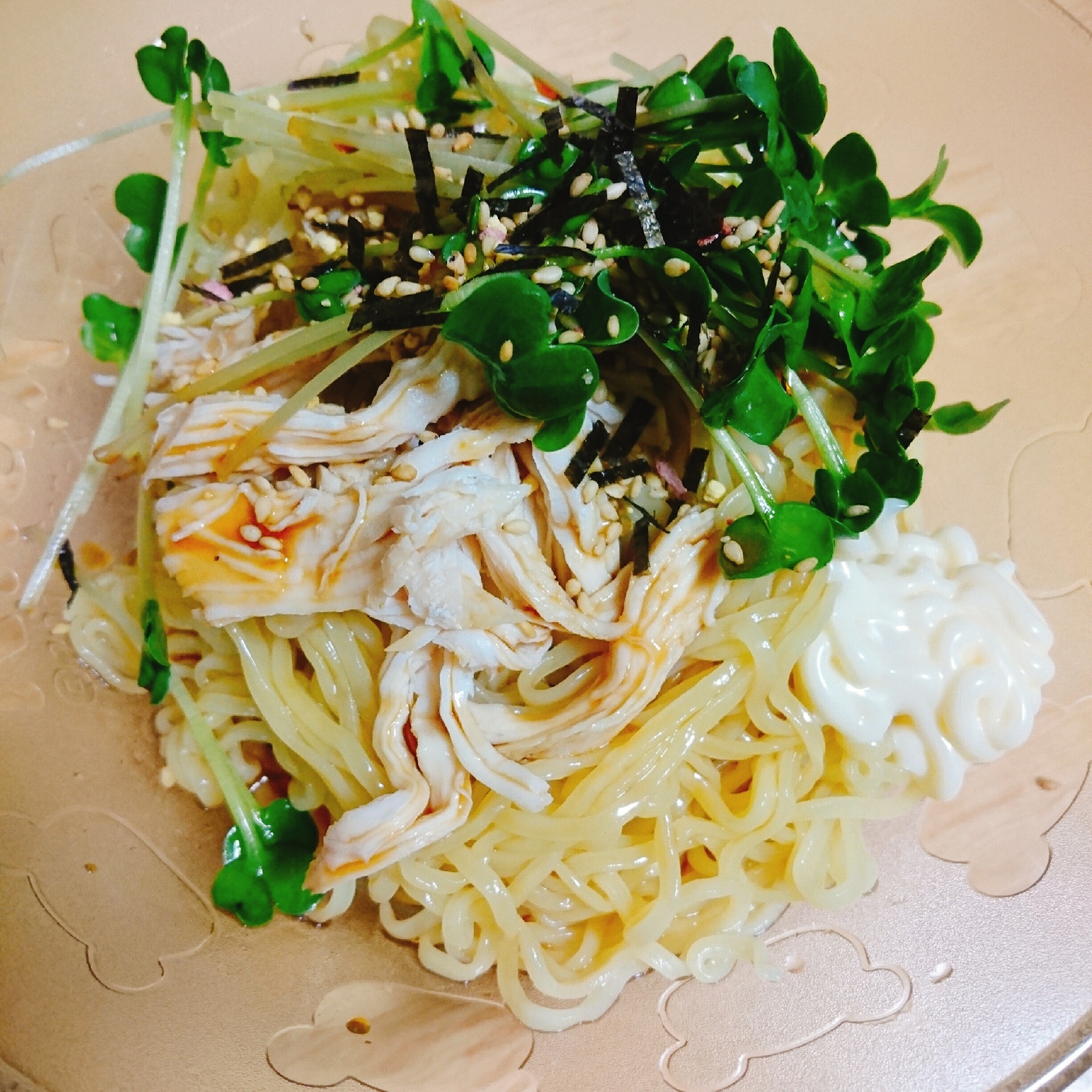 蒸し鶏とかいわれ大根の冷やしラーメン