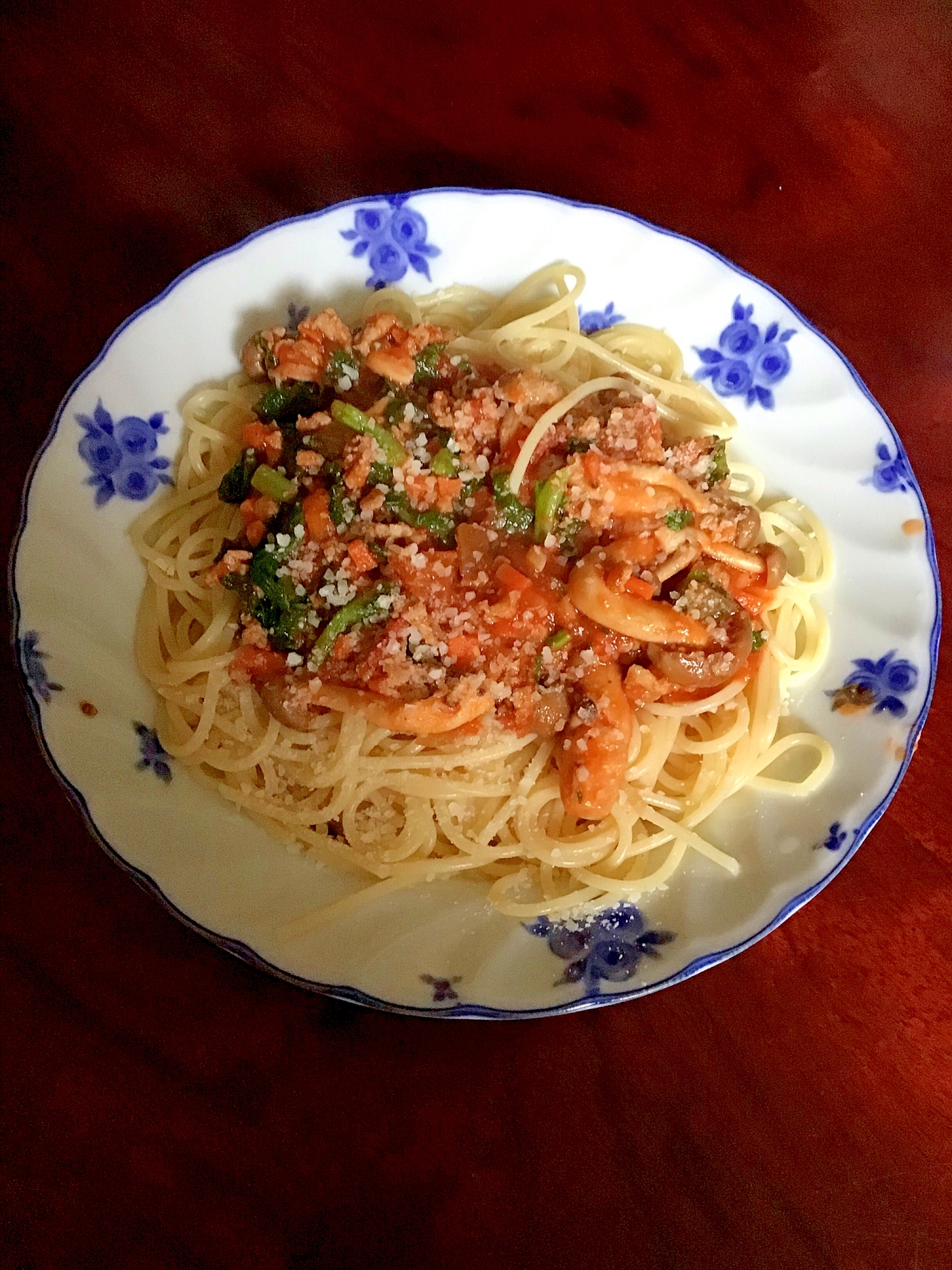 スイートチリソースのミートソーススパゲティ。