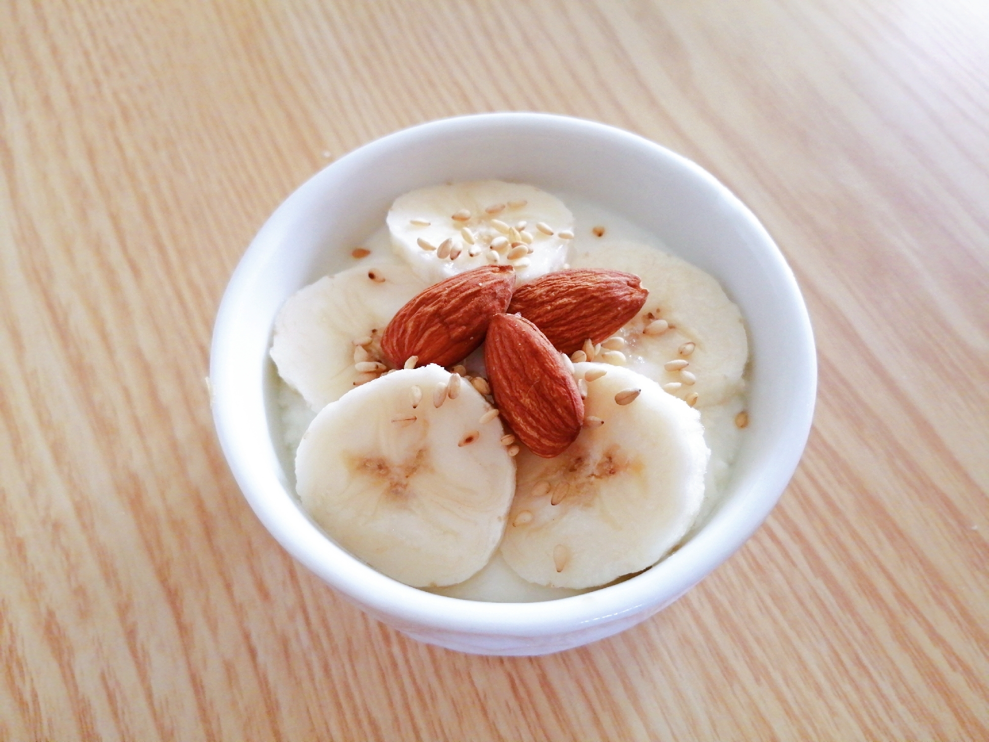 バナナとアーモンドとごまのヨーグルト