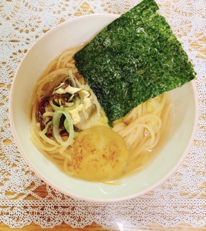 コロッケ乗せて～出汁がおいしい☆ワカメ「うどん」♪