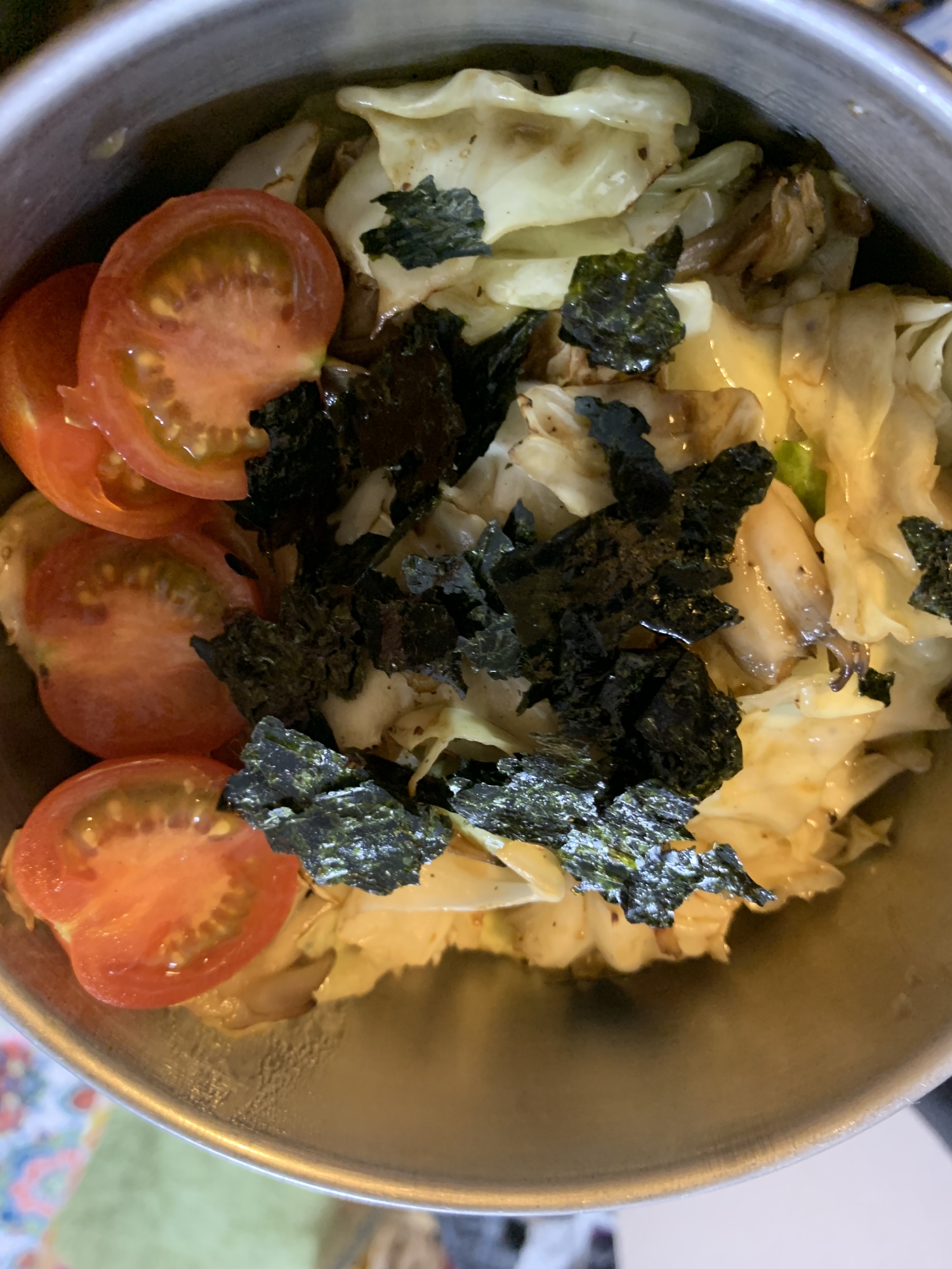 塩サバの油でキャベツと舞茸のピリ辛油炒め