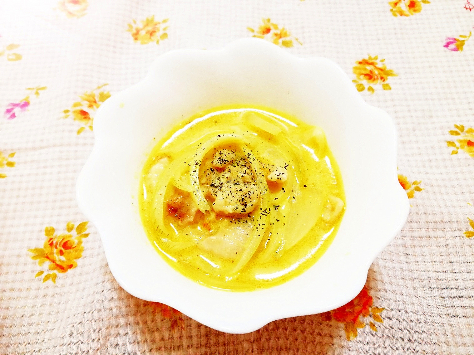 ターメリック風味♪鶏皮と玉葱の豆乳スープ