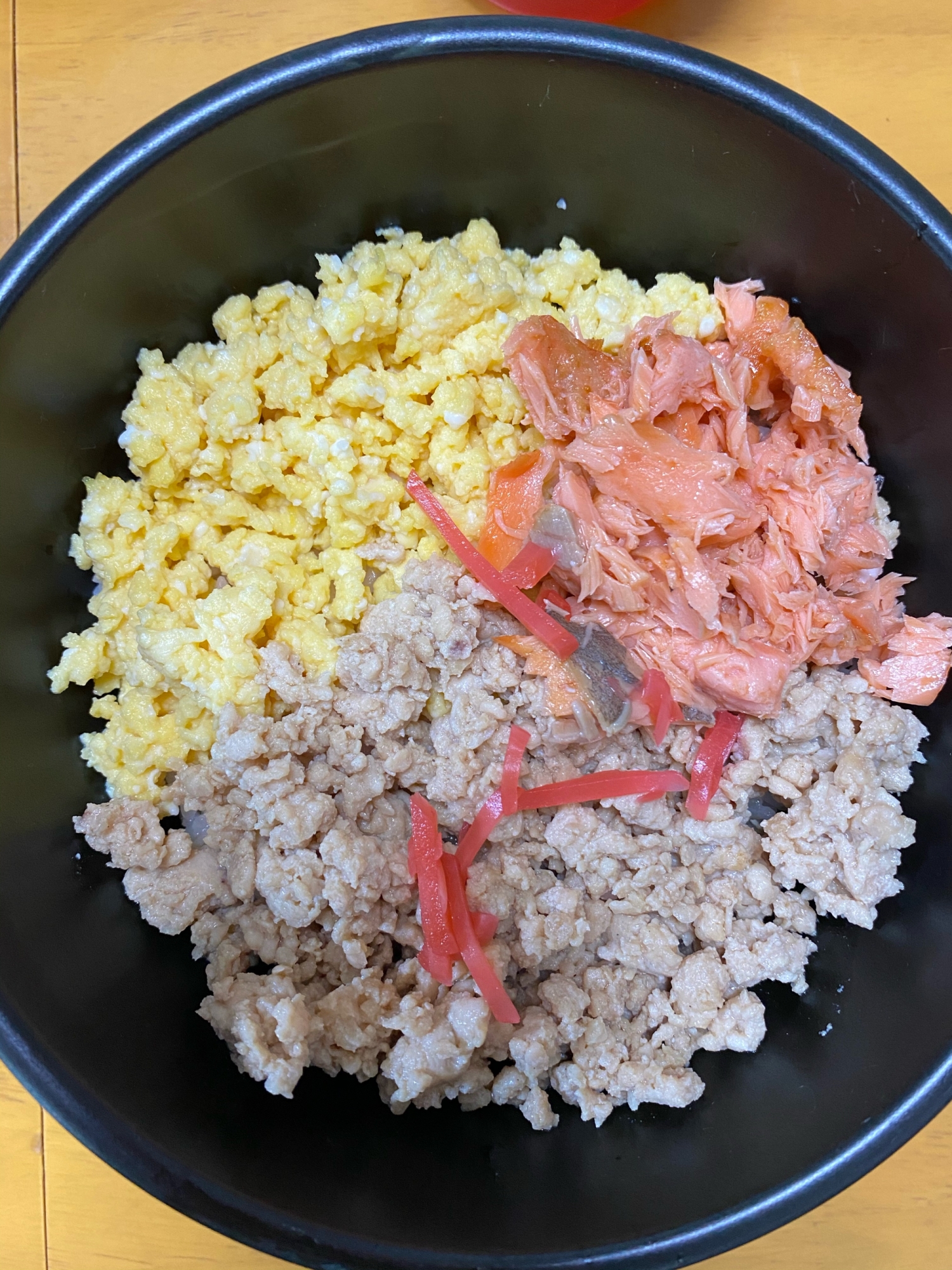 あっさり鶏そぼろ三食丼