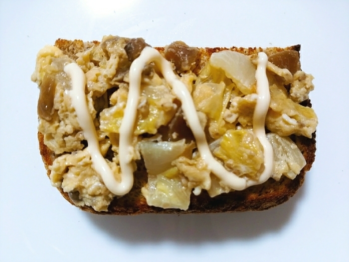白菜と福神漬けの卵マヨトースト