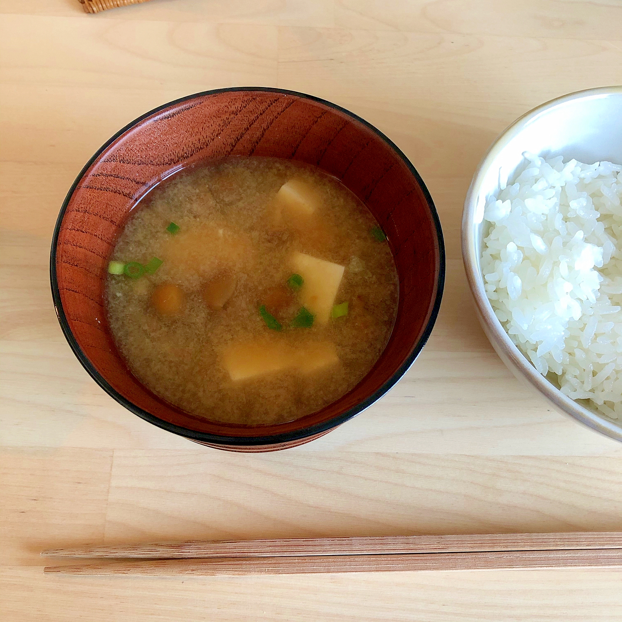 なめこと豆腐の味噌汁