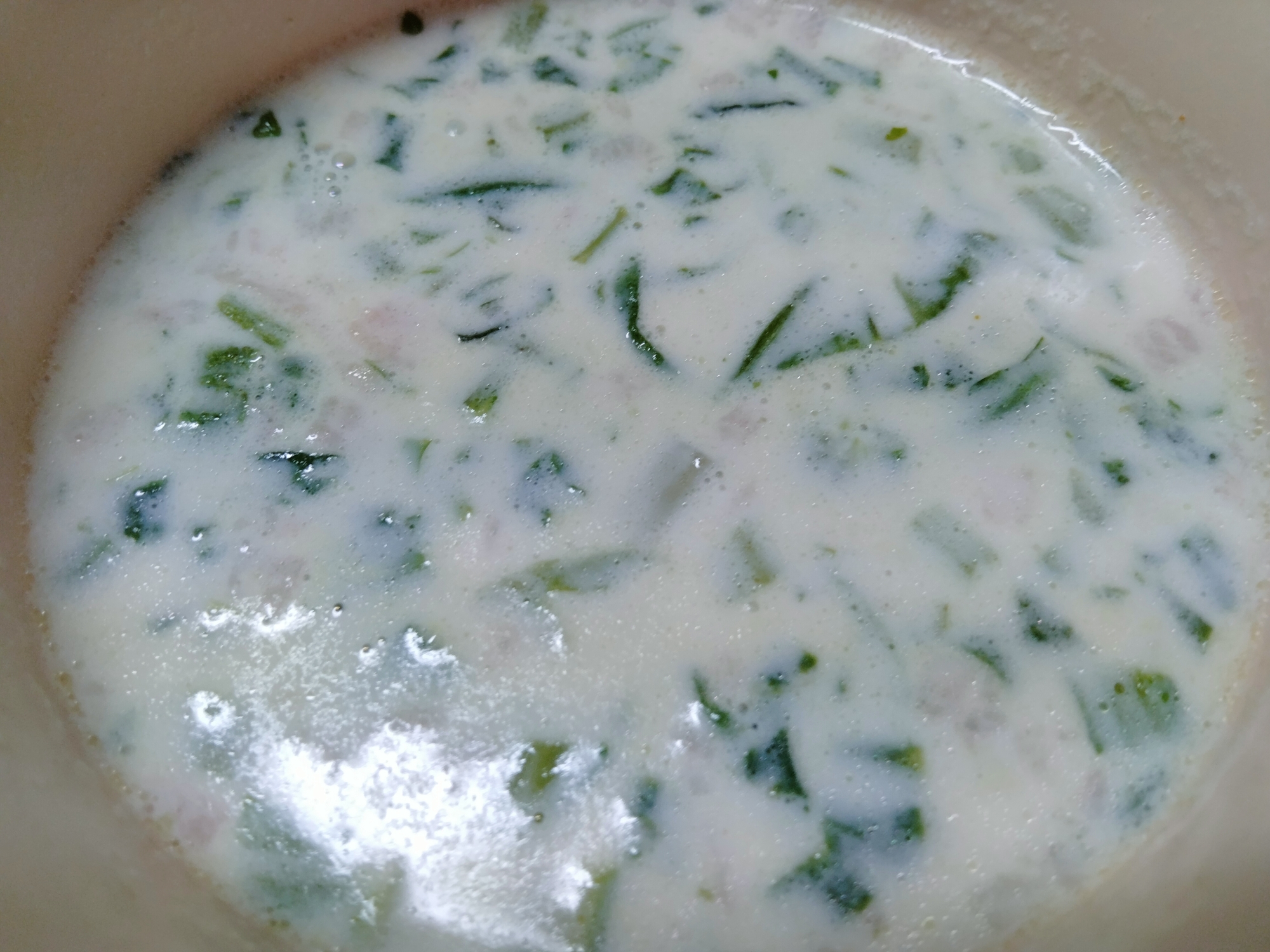 ベーコン菊菜小松菜の牛乳コンソメスープ